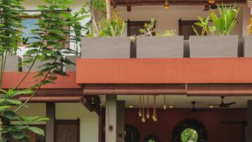 Piscine extérieure, parasols de plage