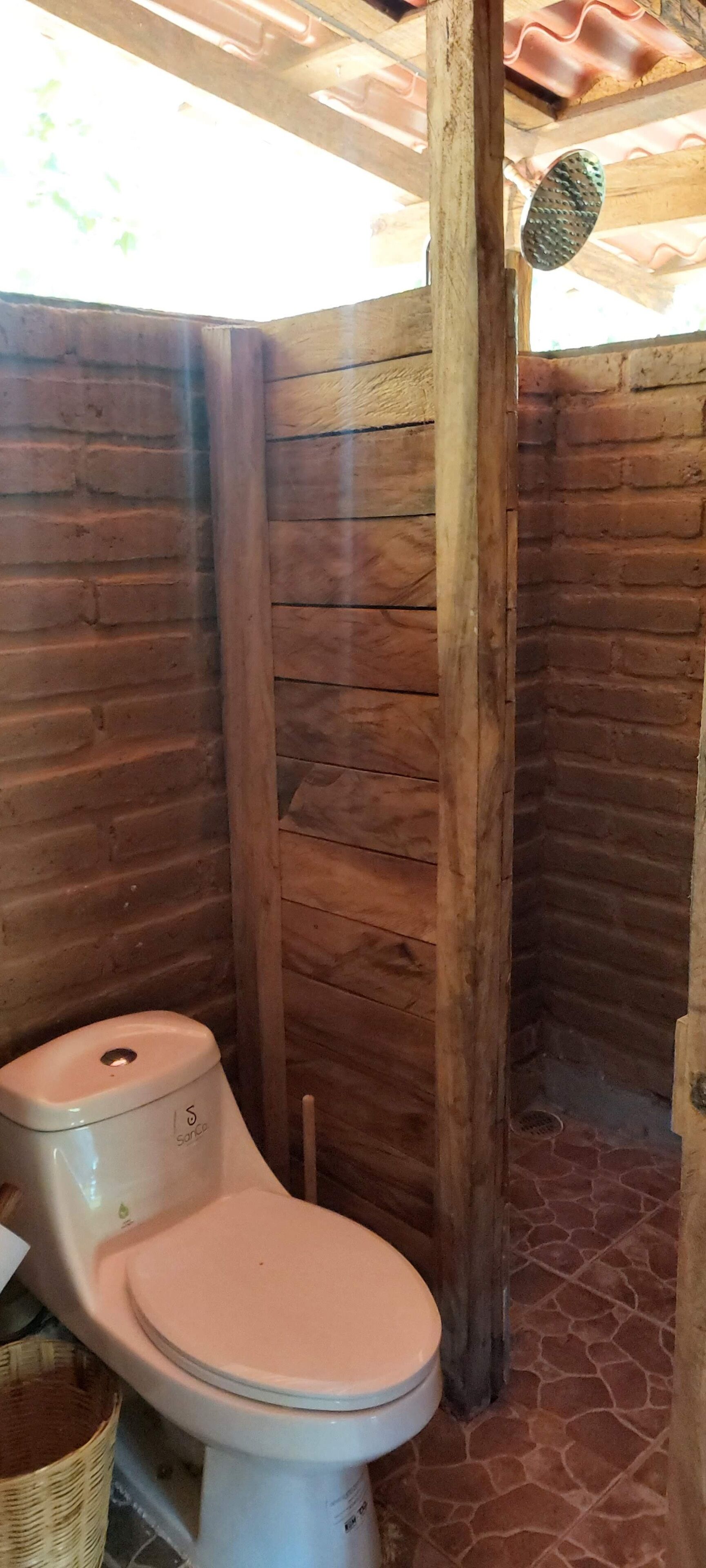 Dusj, håndklær, såpe og toalettpapir