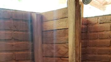 Dusj, håndklær, såpe og toalettpapir