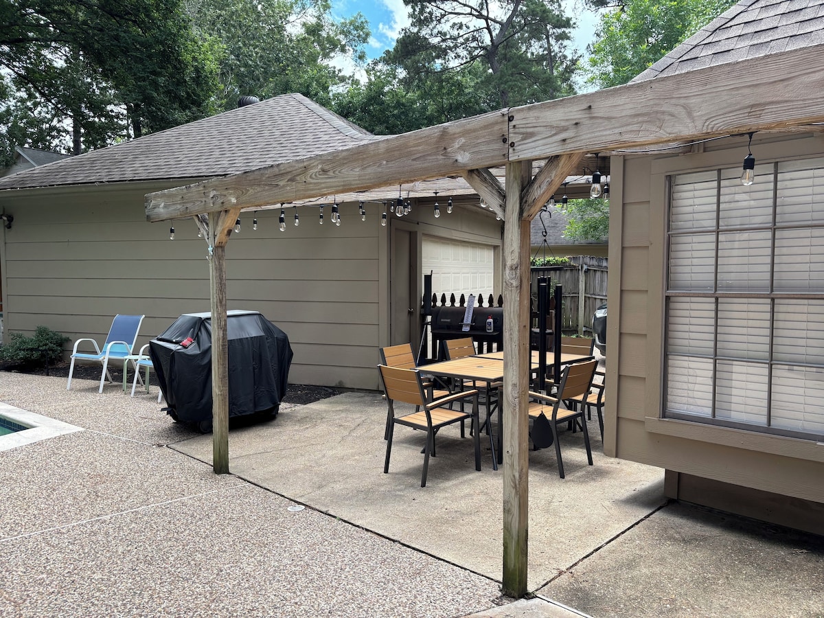 Photo 3 of Open, Comfortable Kingwood Home Family Friendly With Pool MUST SEE