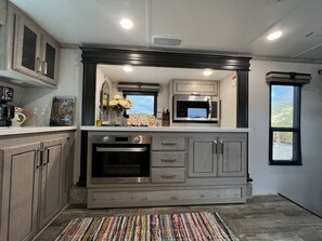 Geladeira, micro-ondas, fogão, cooktop