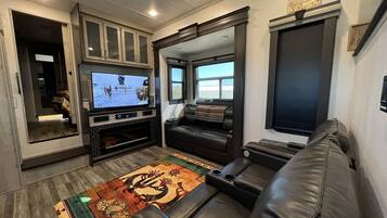 TV connectée, lecteur de DVD, livres