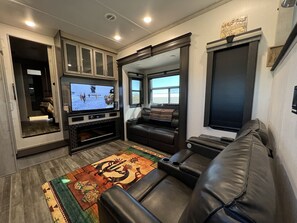 Smart TV, DVD player, livros