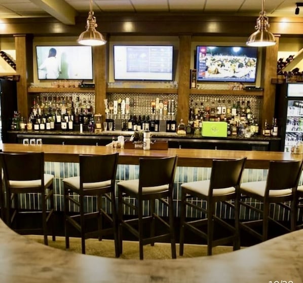 Bar (on property) - Updated & beautiful family-friendly, getaway at Bridges Bay! (Arnolds Park)