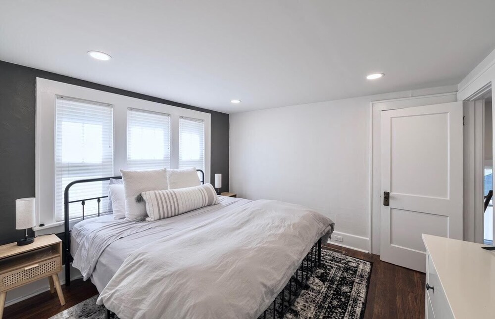 Modern Home Downtown Royal Oak/ 15 Min to Downtown DET Royal Oak Vrbo