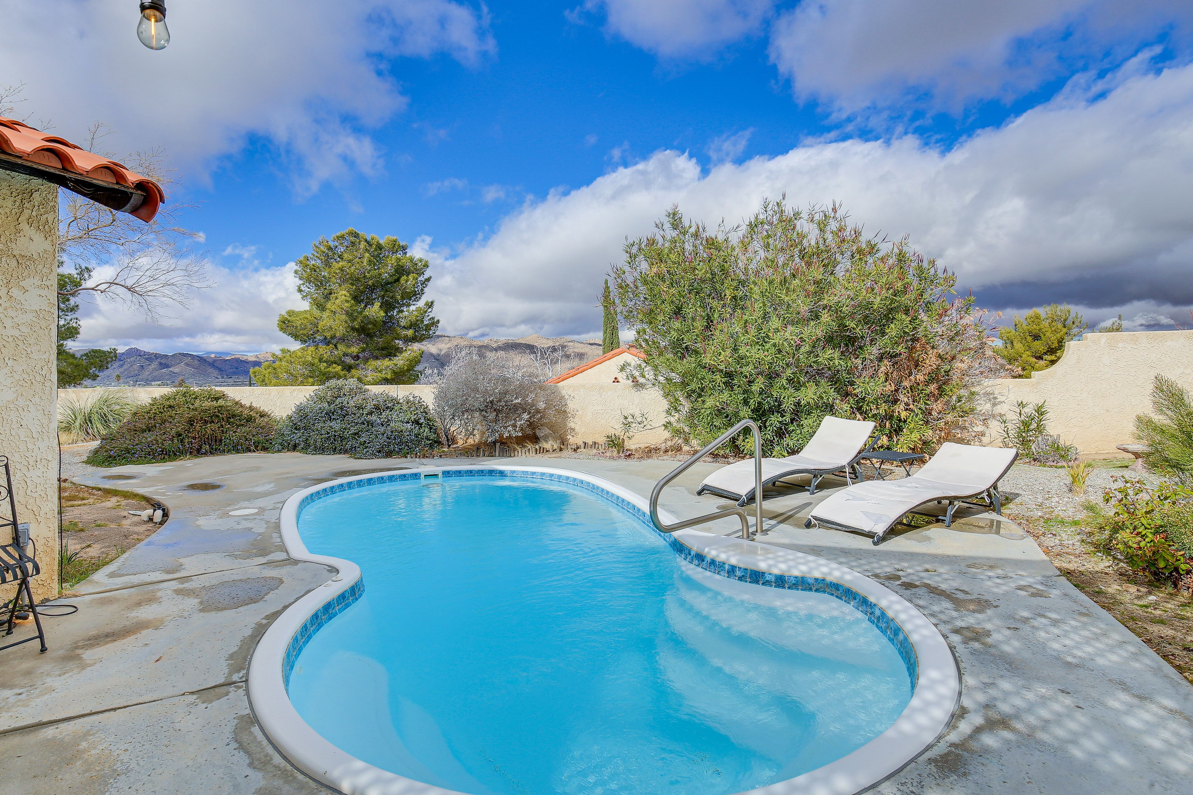 Yucca Valley Escape w/ Backyard & Mountain Views!