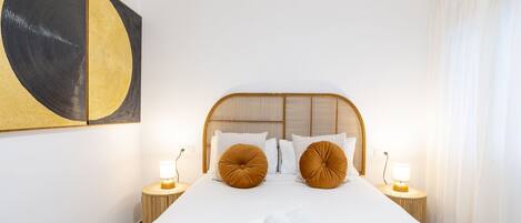 2 bedrooms, internet, bed sheets