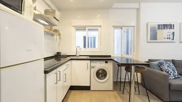 Een koelkast, een microgolfoven, een koffiezetapparaat/waterkoker