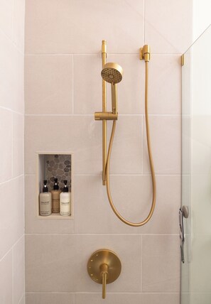 Dusche, Haartrockner, Handtücher, Seife