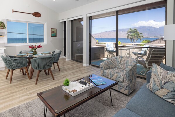 Smart TV, books - Best unit on property! Modern, Ocean Views! Beach, Pool, Whales! Video Tour! (Kihei)