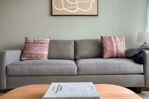 Een televisie en een stereo