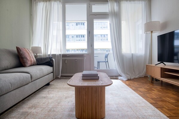 Een televisie en een stereo