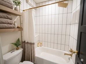 Hair dryer, towels, soap, shampoo - Brand new apartment, sleeps 10, IDEAL location in Utah county. High end finishes (Lindon)