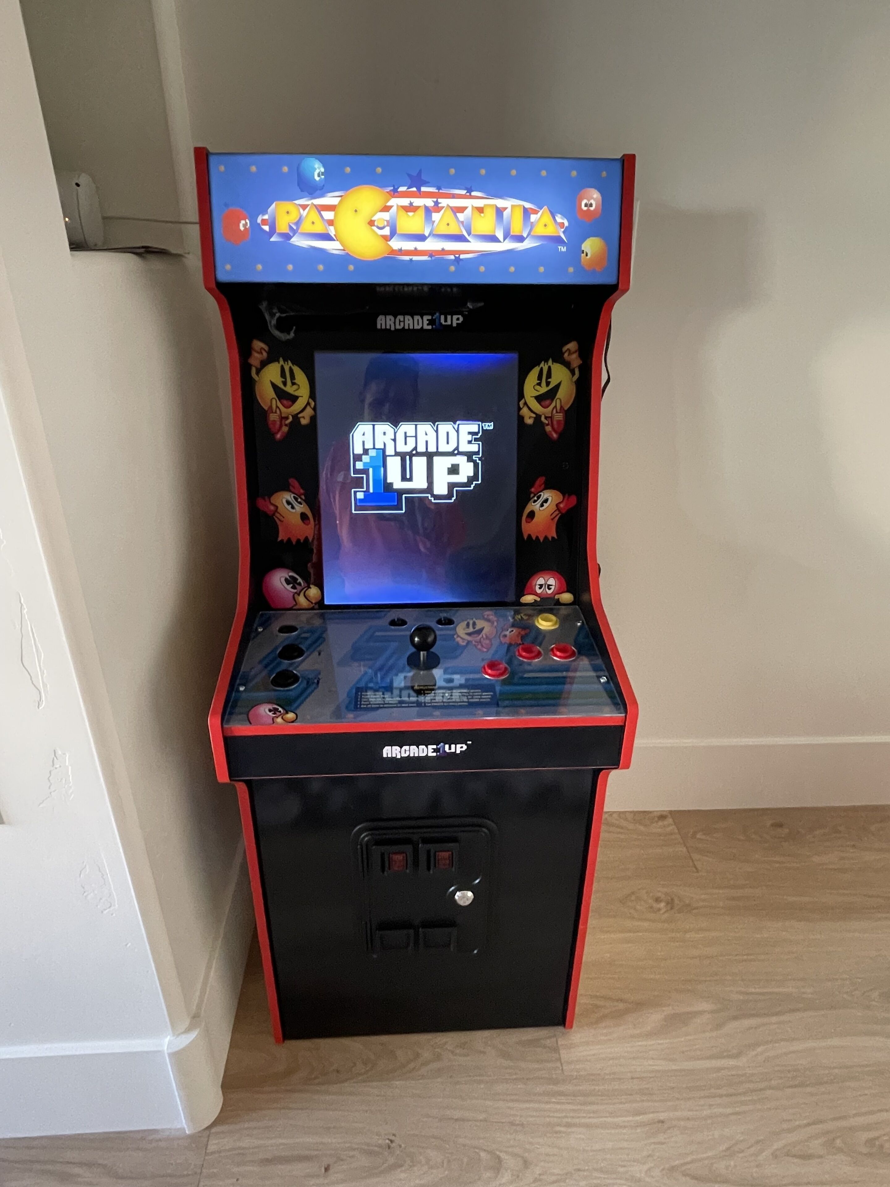 En retro arkademaskine med titlen "Arcade 1UP" og en karakter ved navn "Pachy" på skærmen.