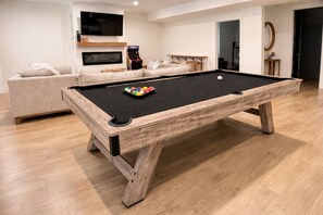 Games room - Brand new apartment, sleeps 10, IDEAL location in Utah county. High end finishes (Lindon)