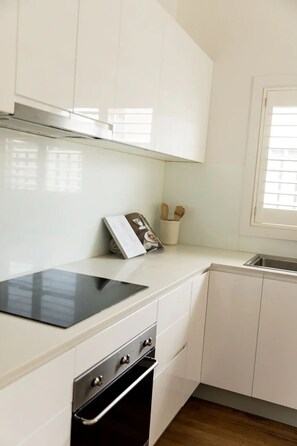 Fridge, oven, stovetop, dishwasher - Stay, Work & Unwind | Beachfront Access Umina Beach (Umina Beach)