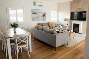 Smart TV, fireplace, books - Stay, Work & Unwind | Beachfront Access Umina Beach (Umina Beach)