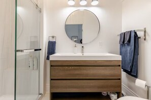 Shower, hair dryer, towels - Deluxe Loft with Stunning Water - Free On-Site EV Charging (Perth)