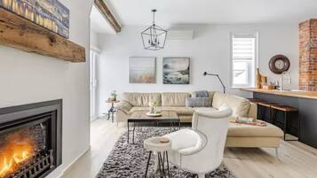 Smart-TV, peis, bordtennis og bøker