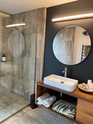 Shower, hair dryer, towels, soap - Ahipara Beach Pad (Ahipara)