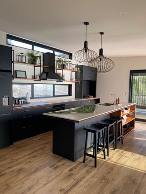 Geladeira, micro-ondas, fogão, cooktop