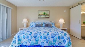 2 bedrooms, free WiFi, bed sheets - First Floor, 10 Steps from the Pool & Ocean (New Smyrna Beach)