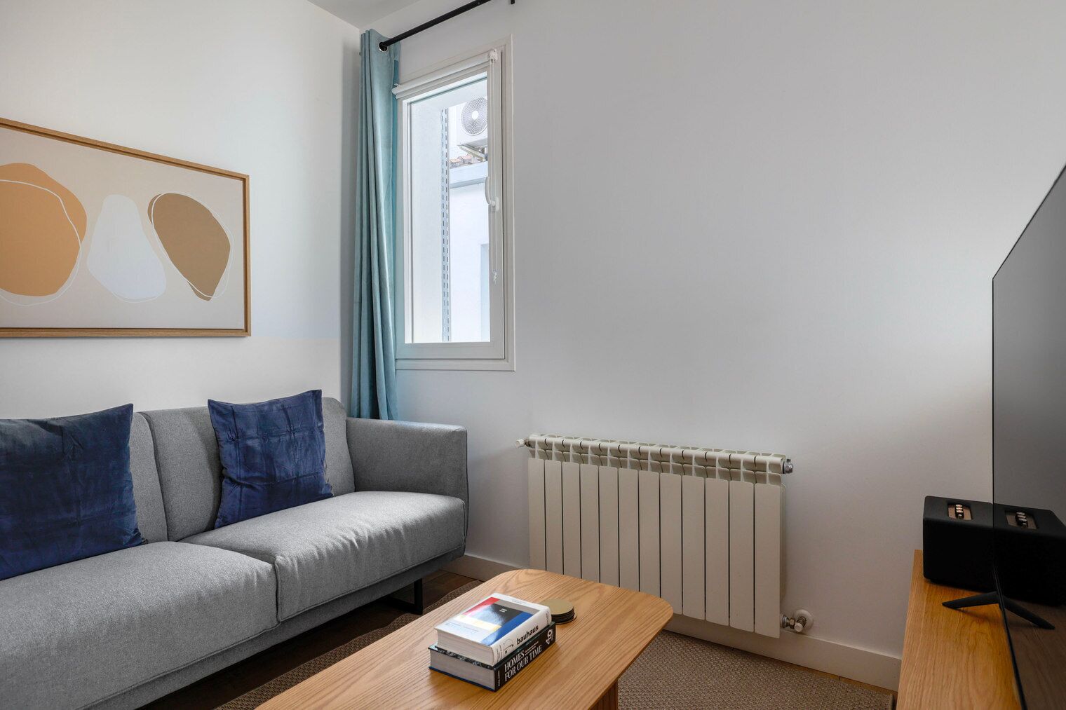 Een televisie en een stereo