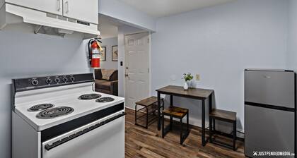 5 Min walk to restaurants/cafes, 8 min drive to airport, 10 min walk to trails.