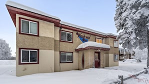 Un bâtiment à deux étages sur lequel on peut lire l’inscription « Westwood Inn ».