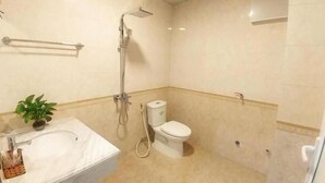 Un baño con bañera, inodoro y ducha.