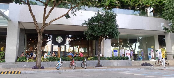 Coffee shop - condominium rentals at Mactan Newtown (Lapu-Lapu)
