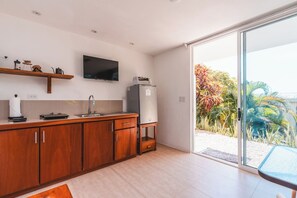 Fridge, oven, stovetop, coffee/tea maker