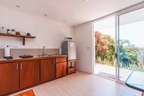 Frigorífico, horno, placa de cocina y cafetera o tetera