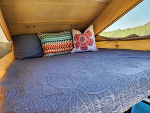 1 bedroom, bed sheets
