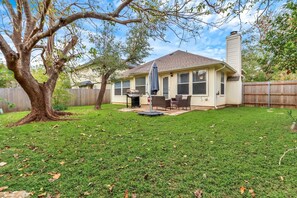 Outdoor dining - Round Rock/Austin Suburb Home (Round Rock)
