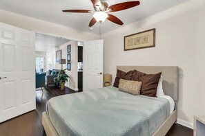 3 bedrooms, desk, iron/ironing board, travel cot - Round Rock/Austin Suburb Home (Round Rock)