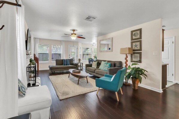 Smart TV, fireplace, books - Round Rock/Austin Suburb Home (Round Rock)