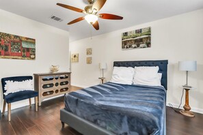 3 bedrooms, desk, iron/ironing board, travel cot - Round Rock/Austin Suburb Home (Round Rock)