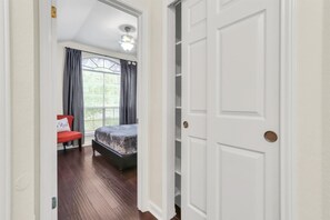 3 soverom, skrivebord, strykejern/-brett og reiseseng for barn