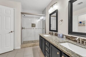 Amenidades de baño ecológicas, secadora de cabello, toallas, jabón 