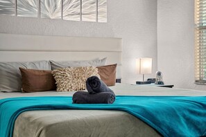 4 dormitorios, tabla de planchar con plancha, cuna de viaje