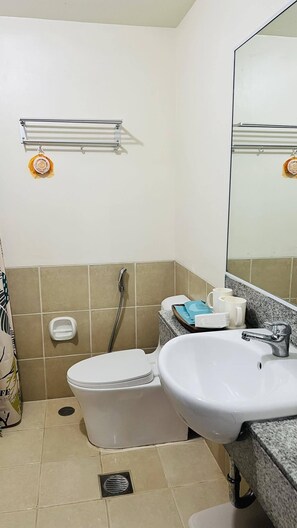 Hair dryer, bidet, towels, soap - Casa Andres - Resort Style Condo near airport with fast WIFI (Parañaque)