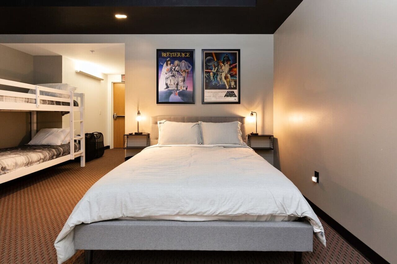 Tabla de planchar con plancha, wifi gratis y ropa de cama 