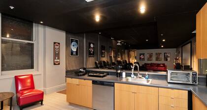 Silver Screen Getaway - Downtown 2 blocks to Court