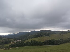 Romantisk alpehytte | Oppholdsområde | En 32-tommers smart-TV med kabel-kanaler samt peis