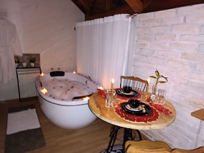 Romanttinen chalet | 1 makuuhuone, allergiatestatut vuodevaatteet