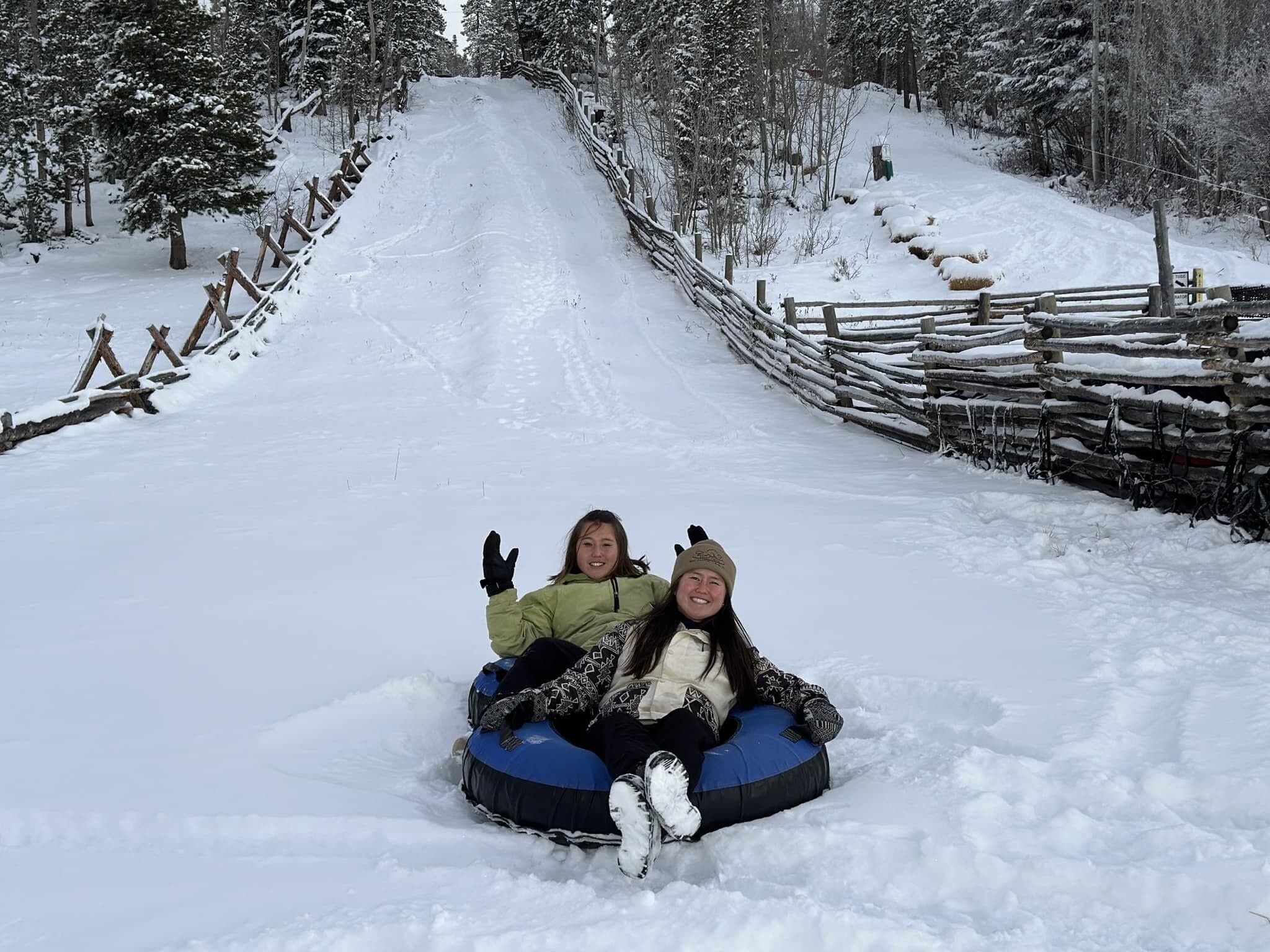 Un sendero nevado flanqueado por vallas de madera.