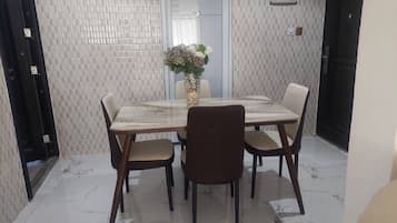 Appartement | Dineren in de kamer