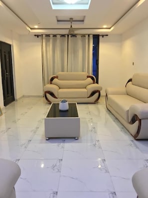 Living area - Monroe Luxury Apartments (Kumasi)