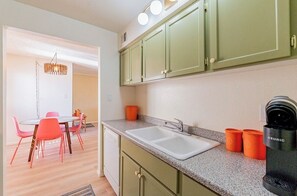 Fridge, microwave, oven, stovetop - Vintage condo & views! Retro Vibe in Old Town with heated & cooled-pool & spa (Scottsdale)
